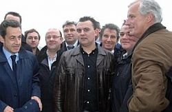 Bruno Margollé (en arrière plan avec les lunettes) et ses fils lors de la visite de Nicolas Sarkozy sur leur bateau à Boulogne.<br /><u>Crédit photo : &laquo; La Voix &raquo;</u>